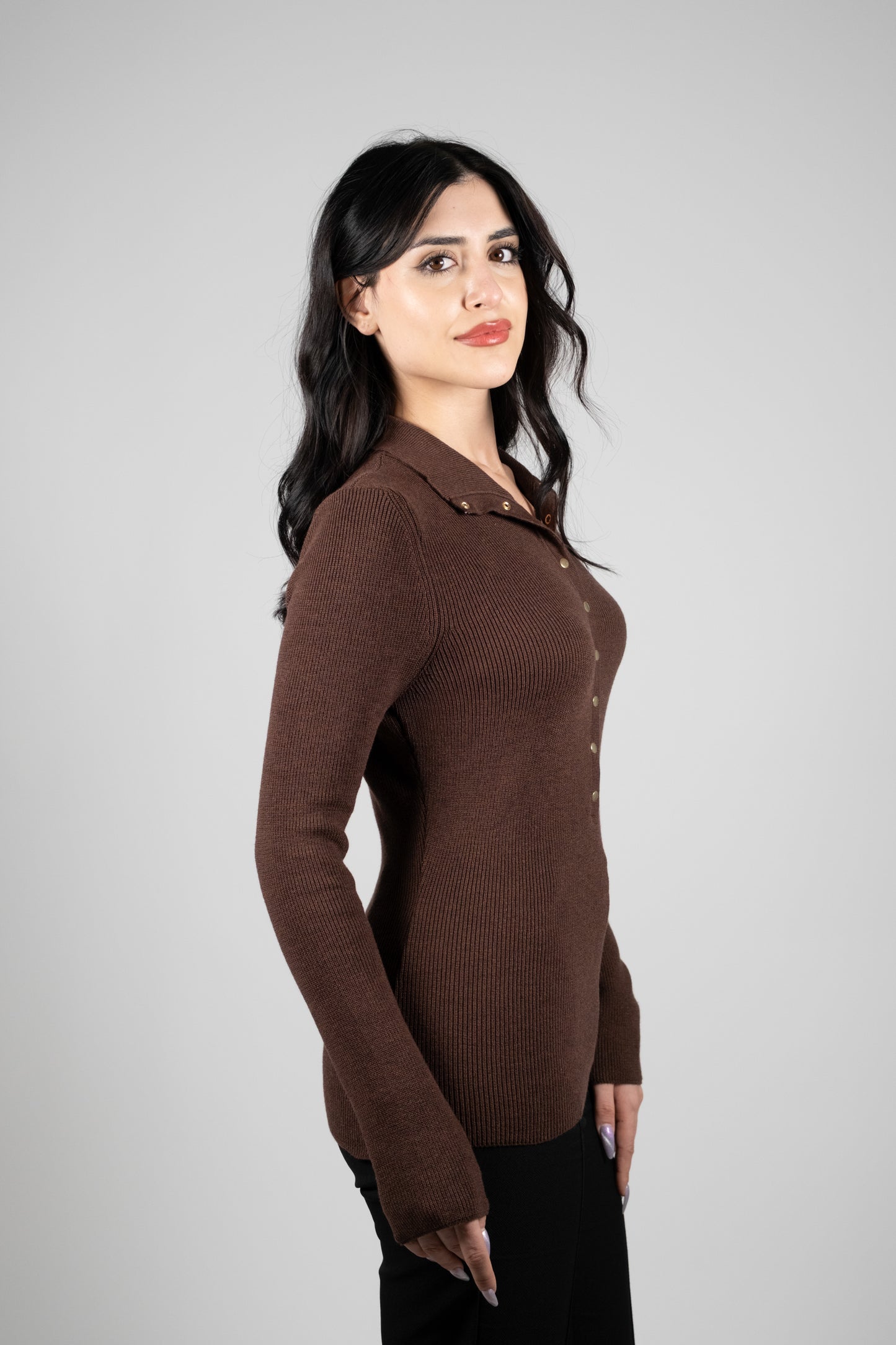 Çıtçıtlı Boğazlı Kahverengi Triko Kazak