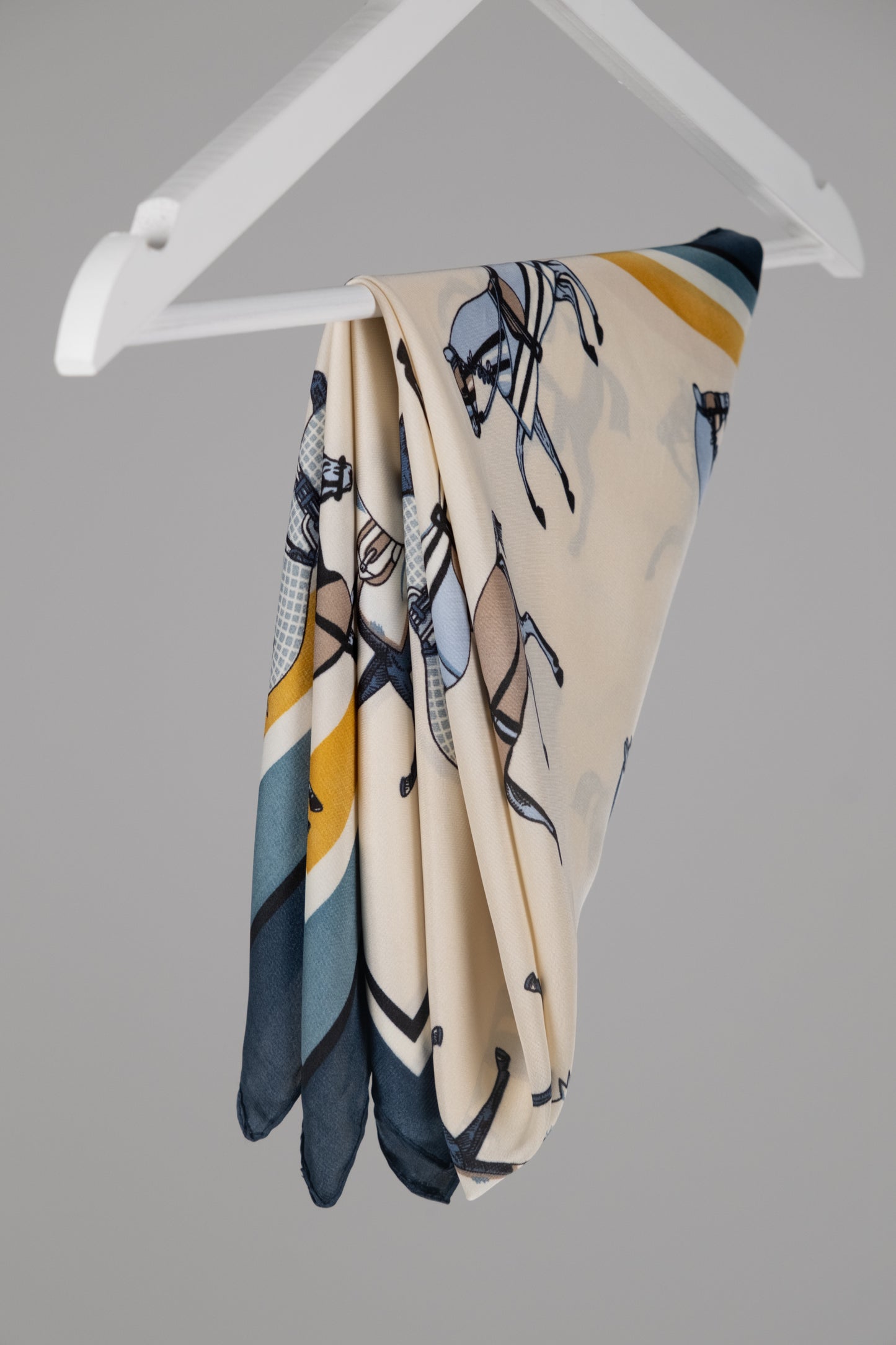 At Figürlü Desenli Fular